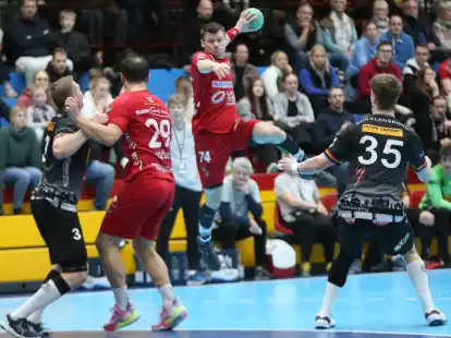 Handball-Drittligist WHV (am Ball Maximilian Mißling im Spiel gegen Flensborg) verlor einen Test in Emsdetten mit 27:29.