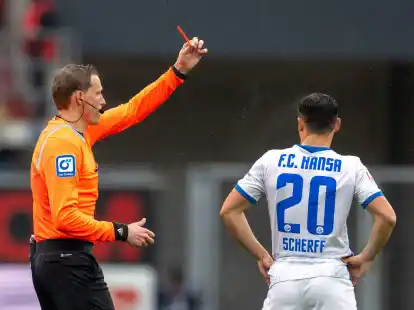 Bereits fr&uuml;h in der Partie zeigte Schiedsrichter Martin Petersen Rostocks Lukas Scherff f&uuml;r ein Foulspiel die Rote Karte.