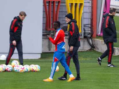 Trainer Thomas Tuchel (2.v.r.) und Sadio Man&eacute; beim Training in M&uuml;nchen.