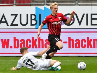 Voller Einsatz: Patrick Möschl (weißes Trikot) stoppt Ingolstadts Tobias Bech. Der VfB-Rechtsverteidiger war maßgeblich daran beteiligt, dass hinten die Null stand.