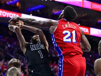 Joel Embiid (r) und die 76ers holten sich in der Serie gegen die Nets das 1:0.