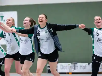 Freude und Erleichterung: Die Handballerinnen des TV Neerstedt feiern den wichtigen Heimsieg gegen Werder Bremen II.