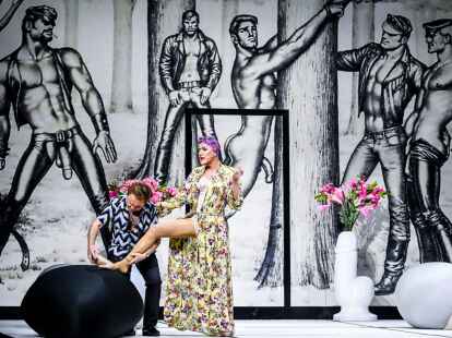 Peter Renz (l) als Georges und Stefan Kurt (Albin/Zaza) haben auf der B&uuml;hne in der Komischen Oper ihr Bestes gegeben.