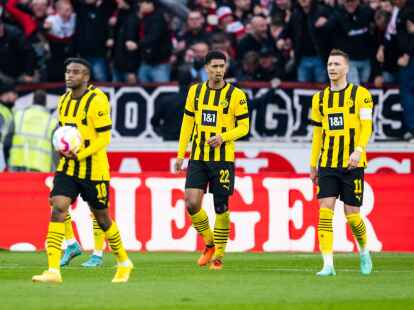 Dortmunds Youssoufa Moukoko (l-r), Jude Bellingham und Marco Reus verlassen nach dem 3:3 in Stuttgart das Spielfeld.