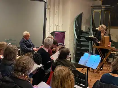 Ulrike Volkhardt (rechts) und Chormitglieder haben bereits flei&szlig;ig geprobt: Das n&auml;chste Jahrhundertkonzert in Westerstede steht kurz bevor.