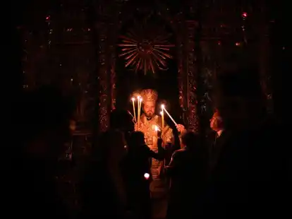 Millionen orthodoxe Christen in aller Welt haben in der Nacht zum Sonntag das Osterfest eingel&auml;utet - auch der christlich-orthodoxe Metropolit Maximos von Selyvria (M).