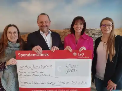 Freuen sich &uuml;ber eine Spendensumme von 4700 Euro: Meike Seghorn, Peter Gillhaus, Lisa Garling und Vanessa Flatau.