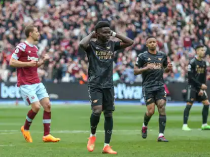 Arsenals Bukayo Saka (M) verschoss kurz nach der Pause einen Elfmeter.