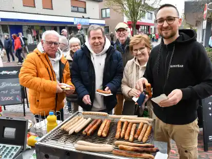 Hier geht es um die Wurst: Beim &bdquo;GANgrillen&ldquo; kam Wirt Markus Aksoy (rechts) vor seiner &bdquo;KostBar&ldquo; kaum mit dem Grillen nach.