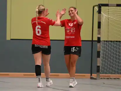 Freuten sich über eine gute Teamleistung und einen souveränen Heimsieg ihrer SG Friedrichsfehn/Petersfehn: Louisa Genz (links) und Kirsten Kurok.