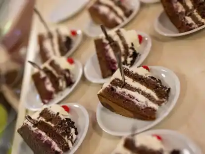 Zum Anbei&szlig;en: Einzelne St&uuml;cke der Schwarzw&auml;lder Kirschtorte liegen auf Tellern.
