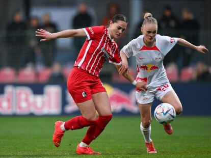 Freiburgs Giovanna Hoffmann (l) im Laufduell mit der Leipzigerin Victoria Krug.