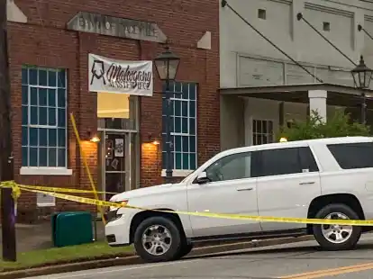 Ermittler arbeiten am Tatort in der Innenstadt von Dadeville.