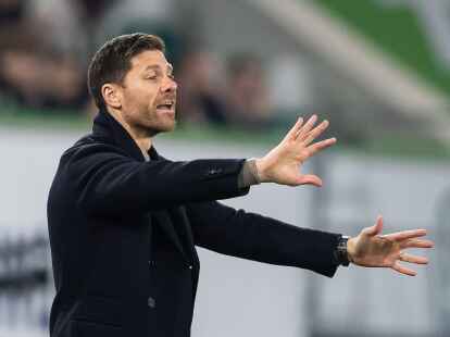 Leverkusens Trainer Xabi Alonso gibt Anweisungen.