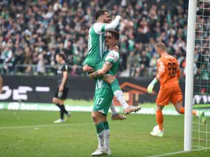Bremens Torsch&uuml;tze zum 1:0 Maximilian Philipp (r) freut sich mit dem Passgeber Leonardo Bittencourt.