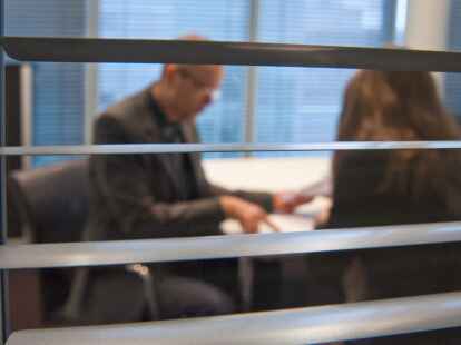 Manchmal muss es schnell gehen: Angebote der Bank sollten Verbraucherinnen und Verbraucher aber immer in Ruhe pr&uuml;fen.