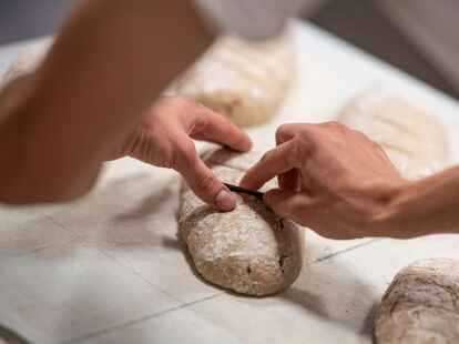 Auch die anhaltende Energiekrise und die gestiegenen Rohstoffkosten belasten die B&auml;ckereien weiter.