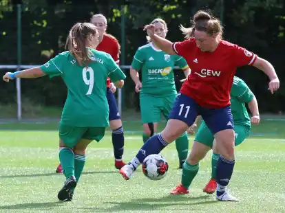 Julia Polter (am Ball) traf zwar für die VfL-Frauen in Nortmoor, am Ende kassierte der Bezirksligist aber eine 2:3-Niederlage.