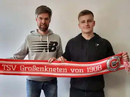Großenknetens Fußball-Herrenobmann Simon Koronowski (links) begrüßt den zukünftigen TSV-Spieler Maximilian Hoffmann
