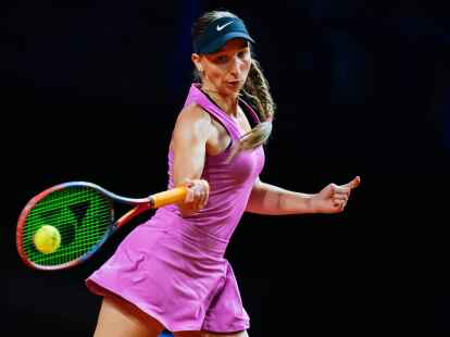 Tamara Korpatsch aus Deutschland spielt eine Vorhand.