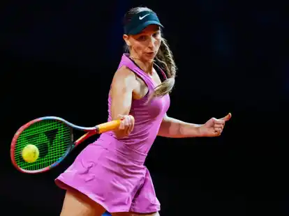 Tamara Korpatsch aus Deutschland spielt eine Vorhand.