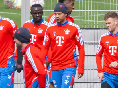 Sadio Man&eacute; (l) und Leroy San&eacute; beim Bayern-Training an der S&auml;bener Stra&szlig;e.