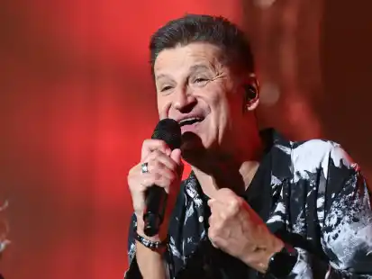 Hartmut Engler, der S&auml;nger der Pop-Band Pur, singt bei der Generalprobe f&uuml;r die neue Tournee in der MHP Arena in Ludwigsburg. Mit den neuen Songs im Gep&auml;ck gehen Pur ab dem 19. April auf Tournee durch die gr&ouml;&szlig;ten deutschen Arenen.