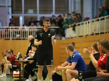 Julian Diechmann, Trainer der HSG Emden, ballt die Faust.