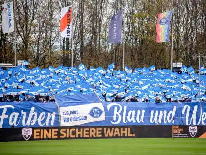 Eine blaue Wand bei einem Spiel des VfB Oldenburg im Marschwegstadion. Wird es Samstag gegen Freiburg II auch eine grün-weiße VfL-Wand geben, die zu Oldenburg hält – und einen blauen Oldenburg-Block beim VfL-Spiel gegen Metzingen?