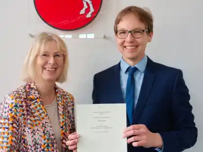 Amtlich: die Pr&auml;sidentin des Landgerichts Aurich, Frauke Seewald, &uuml;berreichte Henning Deeken die Ernennungsurkunde zum Amtsgerichtsdirektor.