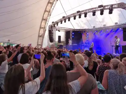 Beliebte Open-Air-Reihe im Park der G&auml;rten: &bdquo;Zu Gast im Park&ldquo; lockt jedes Jahr mit unterschiedlichen Auftritten viele begeisterte Besucher zur Zeltb&uuml;hne, hier ein Auftritt der Musikerin Lina im Jahr 2022.