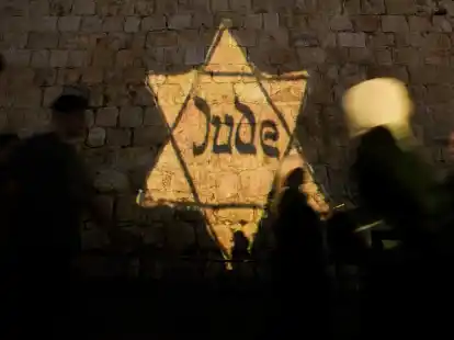 Ein gelber Davidstern mit der Aufschrift &laquo;Jude&raquo;, &auml;hnlich dem, den Juden in Nazi-Deutschland tragen mussten, wird am Abend des j&auml;hrlichen Holocaust-Gedenktages Yom HaShoah auf die Mauern der Jerusalemer Altstadt projiziert.