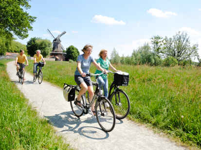 Symbolbild: Radfahren im Ammerland ist auch bei vielen Touristen beliebt. In den kommenden Jahren sollen etliche bestehende Wege an Kreisstra&szlig;en erneuert werden.
