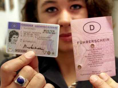 Tsch&uuml;ss, Papier-F&uuml;hrerschein &ndash; Jahrg&auml;nge der Generation X m&uuml;ssen sich von ihrem alten Lappen verabschieden.