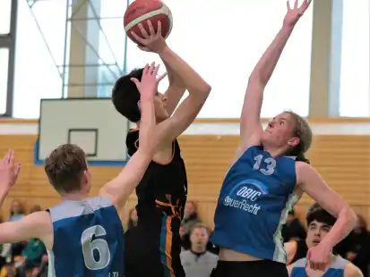 Die U 18-Basketballer der Jade Giants (hier beim Wurf) besiegten in der Regionsliga sowohl den Oldenburger TB II (hier im Bild) als auch den SV Brake.