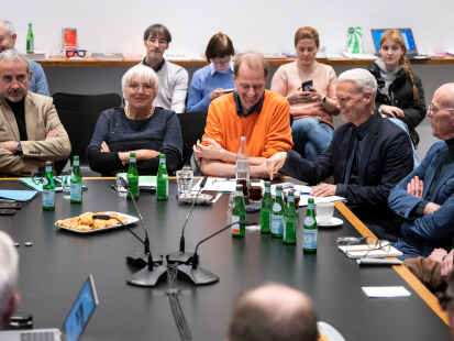Kultur-Gipfeltreffen in Berlin: Hermann Parzinger (von links), Pr&auml;sident Stiftung Preu&szlig;ischer Kulturbesitz, Claudia Roth (B&uuml;ndnis 90/Die Gr&uuml;nen), Staatsministerin f&uuml;r Kultur und Medien, Dirk Messner, Pr&auml;sident des Umweltbundesamtes, Klaus Biesenbach, Direktor Neue Nationalgalerie, und Jacques Herzog, Architekt, nehmen an der Pressekonferenz teil.