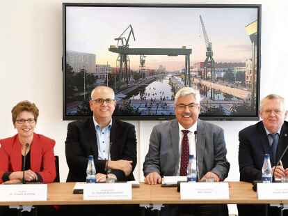 Senat und  Magistrat sind sich einig: Das Werftquartier kommt.  Einzelheiten stellten Hafensenatorin Dr. Claudia Schilling (v. l. n. r.), B&uuml;rgermeister Andreas Bovenschulte, OB Melf Grantz und B&uuml;rgermeister Torsten Neuhoff vor.