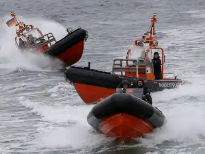 Beamte der Bundespolizei See simulieren mit einem Festrumpfschlauchboot einen Piratenangriff.