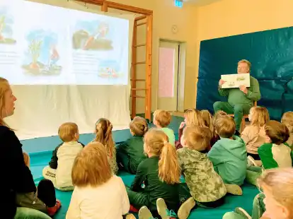 Johannes Cernota, der Vater der Osenzwerge, las den Kindern in der Kita Alte Dorfschule aus dem Buch &bdquo;Die famosen Osenzwerge aus den Osenbergen&ldquo; vor.