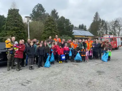 Starke Beteiligung: Mehr als 50 Helfer folgten dem Aufruf des B&uuml;rgervereins Rastedermoor und beteiligten sich an der Dorfreinigung.