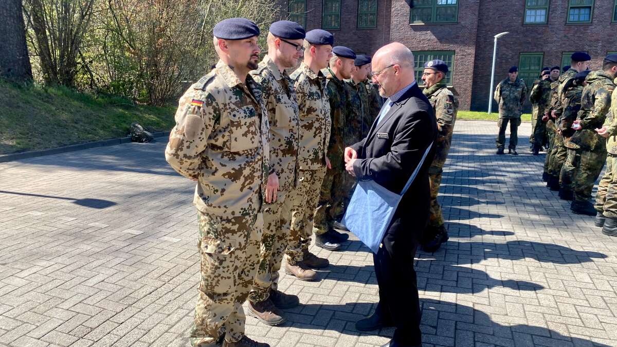 Objektschutzregiment Der Luftwaffe „Friesland“: Soldaten Gehen In Den ...