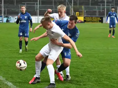Mit 0:3 unterlag der WSC Frisia (blaues Trikot Tim Rister, hinten links Nicolas Heibült) am Mittwoch dem SV Meppen II.