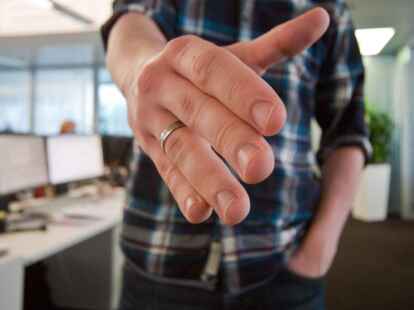 Der Handschlag - ein kleines Begr&uuml;&szlig;ungsritual, das Menschen mit schwei&szlig;feuchten H&auml;nden aber ordentlich Bauchziehen bereiten kann.