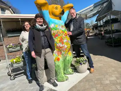 Freuen sich &uuml;ber den neuen B&auml;ren mit Blumenmotiv: (von links) Magda Haak, Daniela Haak und K&uuml;nstler Hans-Christian Petersen.