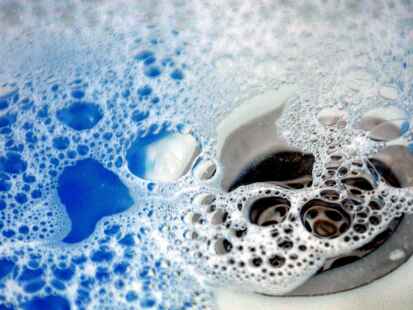 Damit der Abfluss in einer Dusche weiterhin reibungslos funktioniert, wird das Abwasser-Kanalnetz in Hinte routinem&auml;&szlig;ig gereinigt.