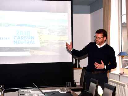 Nautischer Verein Niedersachsen, Vortrag von Christian Hoepfner &uuml;ber Umr&uuml;stung auf umweltfreundliche, erneuerbare Treibstoffe.
