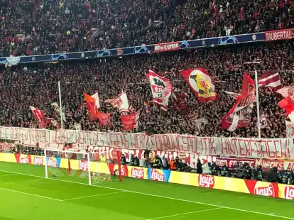 &laquo;Ziele d&uuml;rfen verfehlt werden, Werte des Vereins nicht! F&uuml;hrungspolitik hinterfragen!&raquo;: Die Fans des FC Bayern protestierten mit einem Banner gegen die Vereinsf&uuml;hrung.