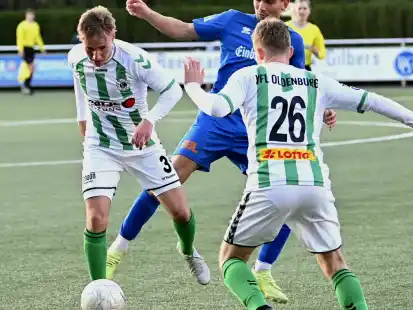 Im Vorwärtsgang: Julian Dwertmann (links) versucht, mit Moritz Brinkmann einen Angriff zu initiieren. Eine Hauptrolle spielte in der Partie auch Schiedsrichterin Anke Hölscher (hinten, rechts).