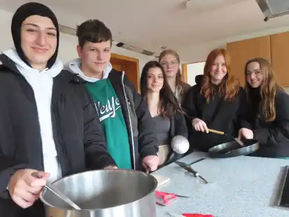 Schon mal so tun als ob: Mira El Kharssa (15), Samuel Pascal B&ouml;er, Jolina Klug, Leonie Freese, Lea Oltmanns und Leonie Jan&szlig;en (alle 16) von der Oberschule Borssum in der &Ouml;kowerk-K&uuml;che.