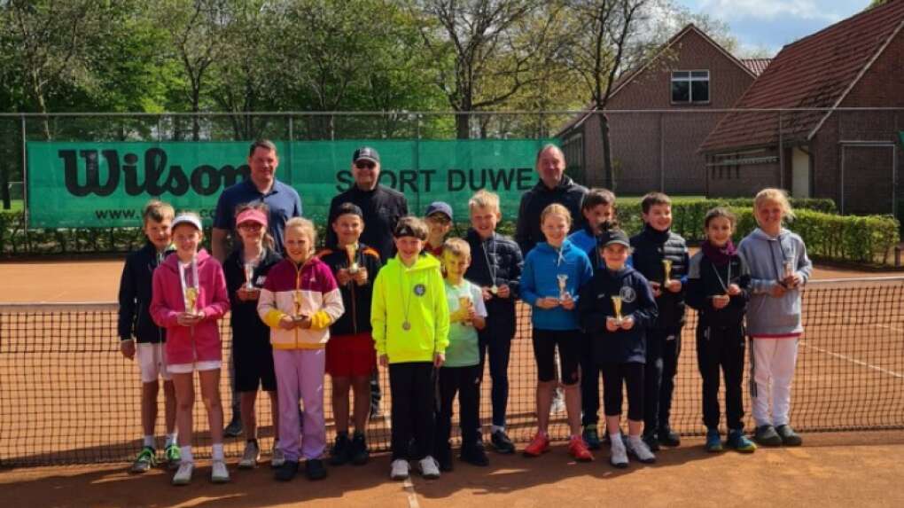 
Organisator Daniel Rolfes (hinten, links) freut sich wie hier 2022 wieder über den Auftritt zahlreicher Tennis-Talente in Nikolausdorf.
Verein
